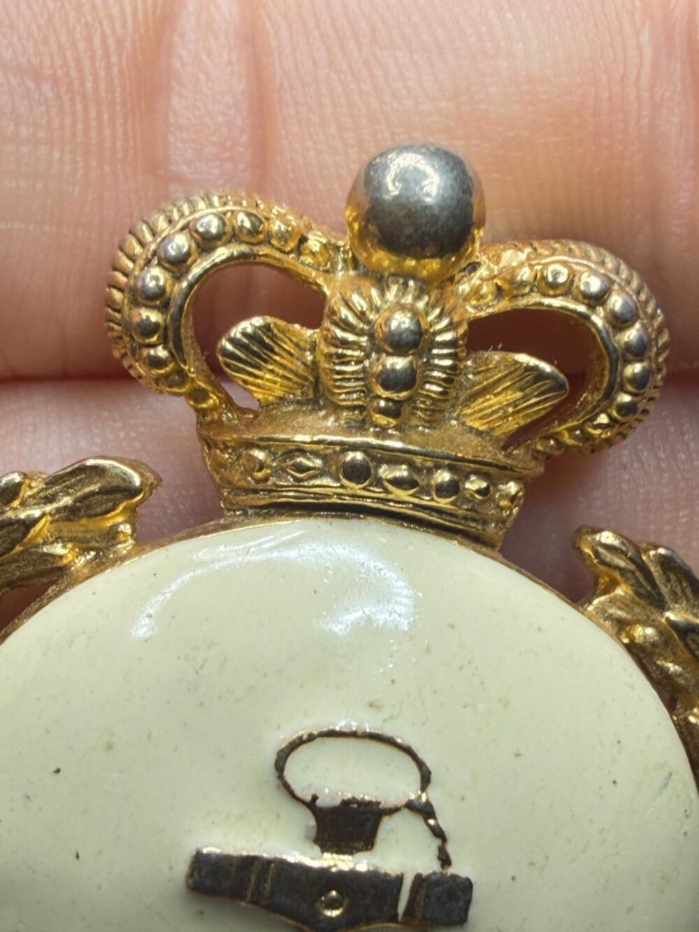 Naval Anchor Crown Brooch | Vintage Nautical Insignia Style Pin | Gold Tone - Picture 7 of 8
